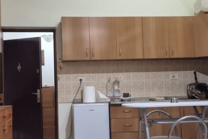 Shtepi me qera Apartament ne Tirane, Garsoniere, Mobilimi Bosh, pa mobiluar, Pagesa 30,000  Leke.