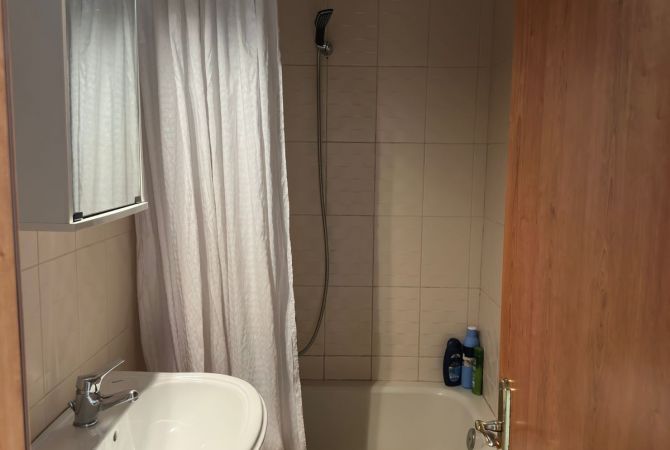 Shtepi me qera Apartament ne Tirane, 2+1, Mobilimi E mobiluar, Pagesa 800  Euro.