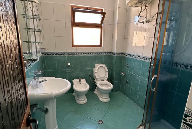 Shtepi me qera Apartament ne Tirane, 2+1, Mobilimi E mobiluar, Pagesa 40,000  Leke.