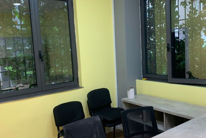 Jepet me qira ambjent per biznes ose perdorim te ndryshem tek Sheshi Willson 