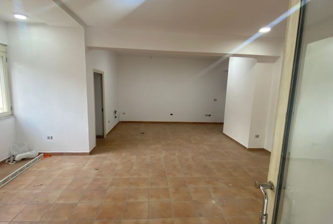 Ambiente Commerciale in Affitto 1+1 a Tirana - 500 Euro