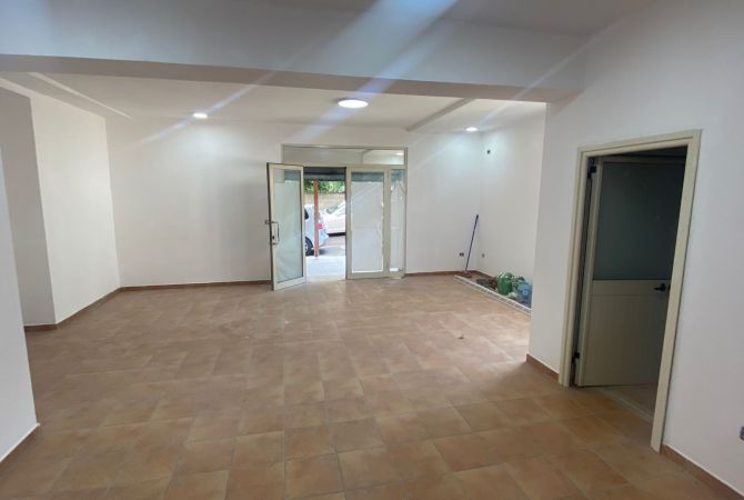 Ambiente Commerciale in Affitto 1+1 a Tirana - 500 Euro
