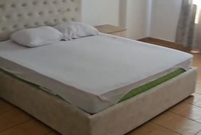 Shtepi me qera Apartament ne Tirane, 2+1, Mobilimi Pjeserisht e mobiluar, Pagesa 700  Euro.