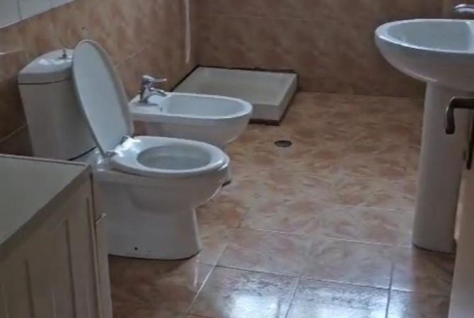 Shtepi me qera Apartament ne Tirane, 2+1, Mobilimi Pjeserisht e mobiluar, Pagesa 700  Euro.