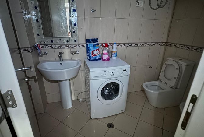 Shtepi ne shitje Apartament ne Tirane, 2+1, Mobilimi E mobiluar, Pagesa 250,000  Euro.