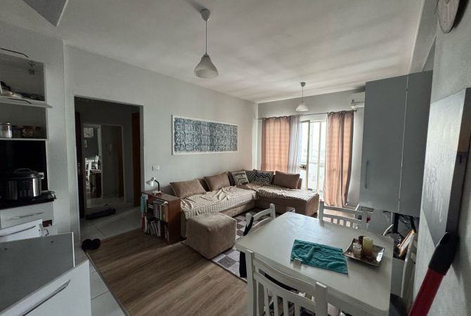 Shtepi me qera 2+1 ne Tirane - 30,000 Leke