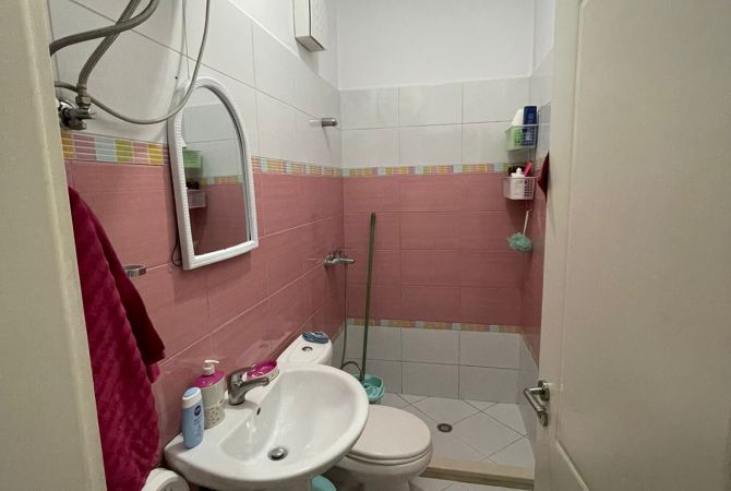 Shtepi me qera Apartament ne Tirane, 3+1, Mobilimi E mobiluar, Pagesa 450  Euro.