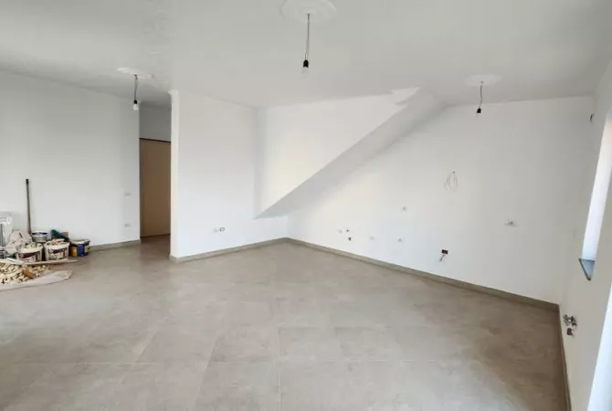 Shtepi ne shitje Vila Luksoze ne Tirane, 3+1, Mobilimi Bosh, pa mobiluar, Pagesa 270,000  Euro.