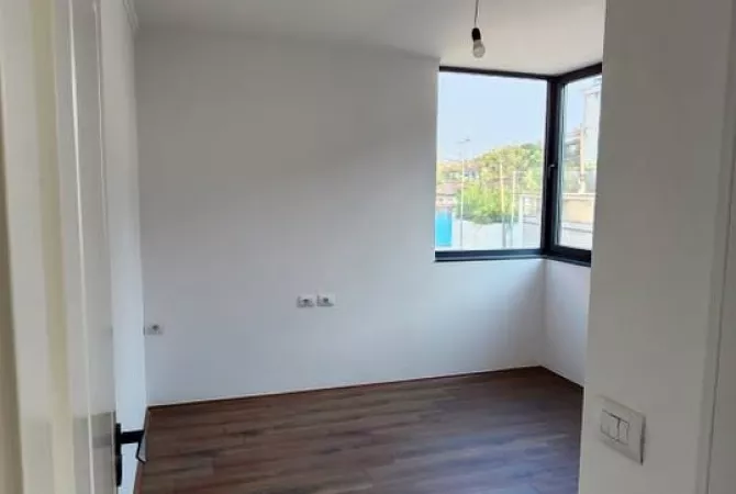 Shtepi ne shitje Vila Luksoze ne Tirane, 3+1, Mobilimi Bosh, pa mobiluar, Pagesa 270,000  Euro.