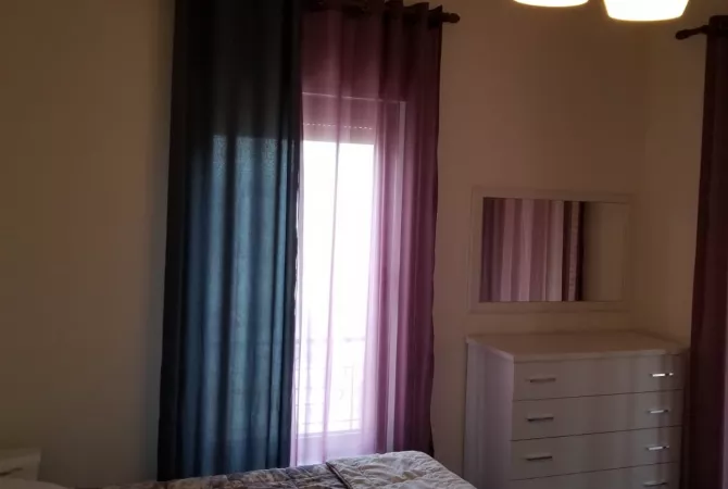 Shtepi me qera Apartament ne Tirane, 3+1, Mobilimi E mobiluar, Pagesa 1,200  Euro.