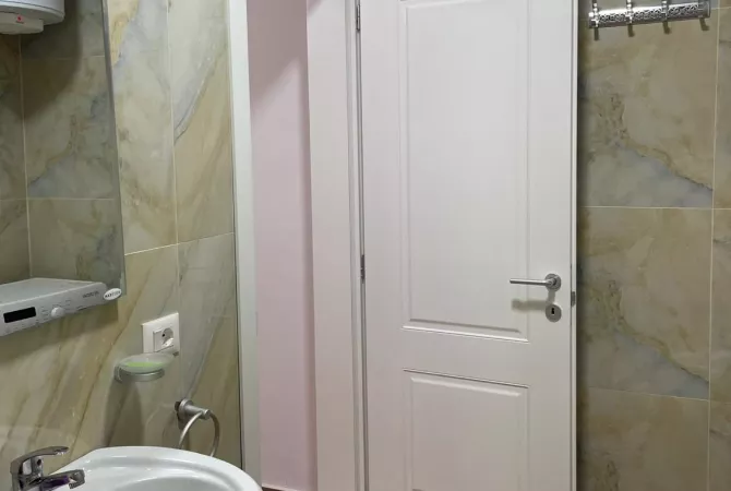 Shtepi me qera Apartament ne Tirane, 1+1, Mobilimi E mobiluar, Pagesa 650  Euro.