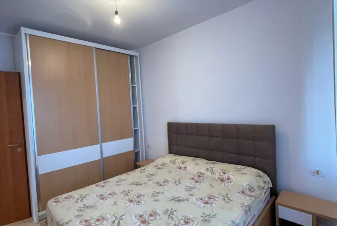 Shtepi me qera Apartament ne Tirane, 2+1, Mobilimi E mobiluar, Pagesa 50,000  Leke.