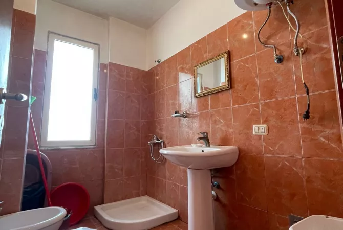 Shtepi me qera Apartament ne Tirane, 2+1, Mobilimi E mobiluar, Pagesa 50,000  Leke.