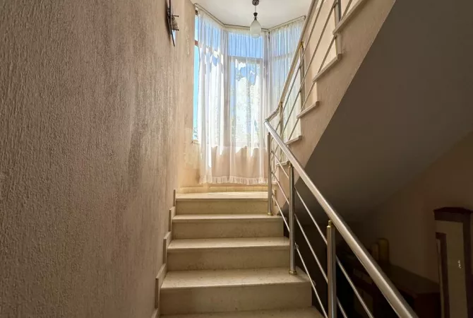 Shtepi me qera Shtepi Private ne Tirane, 3+1, Mobilimi E mobiluar, Pagesa 500  Euro.