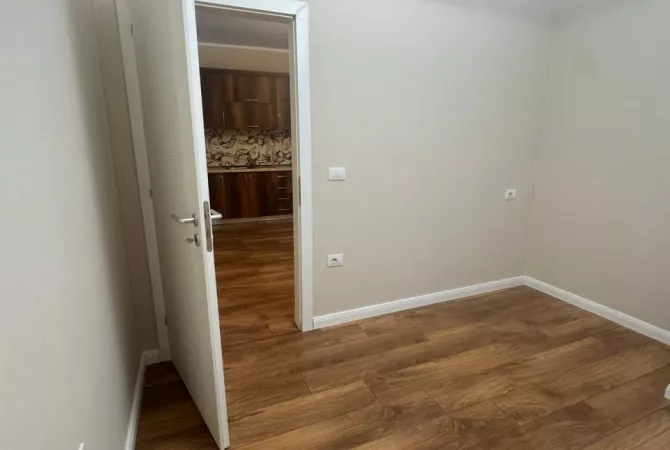 Shtepi ne shitje Apartament ne Tirane, 2+1, Mobilimi Bosh, pa mobiluar, Pagesa 113,000  Euro.