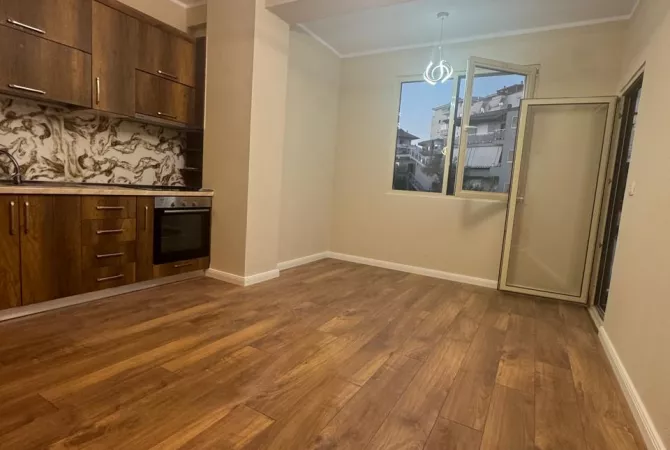 Shtepi ne shitje Apartament ne Tirane, 2+1, Mobilimi Bosh, pa mobiluar, Pagesa 113,000  Euro.