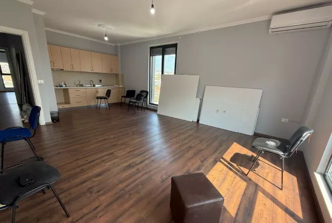 Shtepi me qera 3+1 ne Tirane - 70,000 Leke