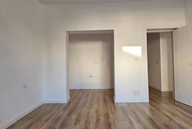Shtepi ne shitje Apartament ne Tirane, 2+1, Mobilimi Bosh, pa mobiluar, Pagesa 167,000  Euro.