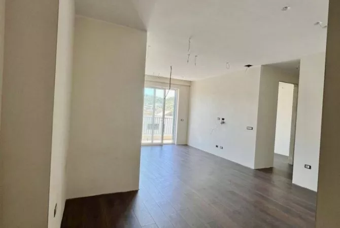 Ambjent biznesi me qera 3+1 ne Tirane - 1,000 Euro