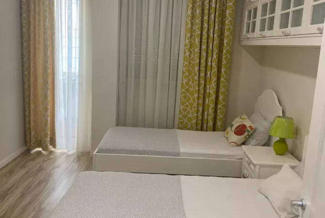 Shtepi me qera Apartament ne Tirane, 2+1, Mobilimi E mobiluar, Pagesa 900  Euro.