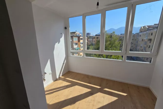 Shtepi ne shitje Apartament ne Tirane, Garsoniere, Mobilimi Bosh, pa mobiluar, Pagesa 68,000  Euro.