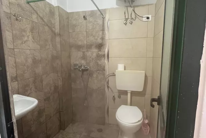 Shtepi me qera Apartament ne Tirane, Garsoniere, Mobilimi E mobiluar, Pagesa 35,000  Leke.