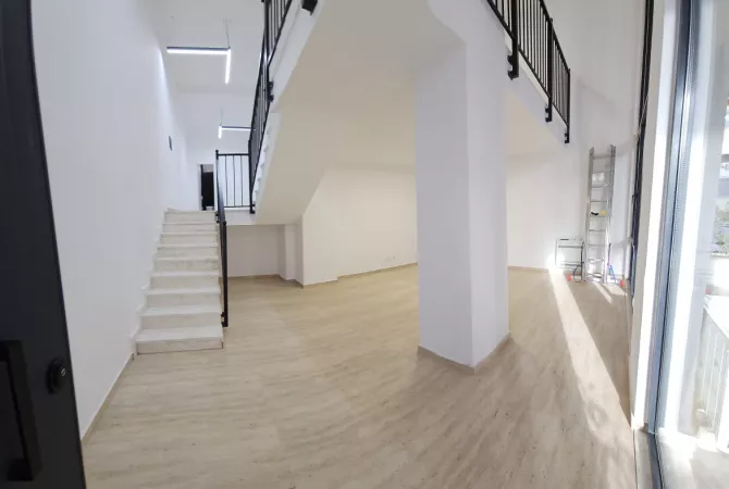 Ambient biznesi me qera 3+1 ne Tirane - 1,000 Euro