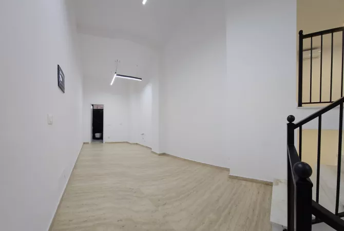 Ambiente Commerciale in Affitto 3+1 a Tirana - 1,000 Euro