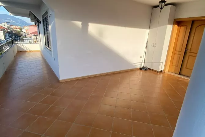 Shtepi ne shitje Vila Luksoze ne Tirane, 4+1, Mobilimi Bosh, pa mobiluar, Pagesa 330,000  Euro.
