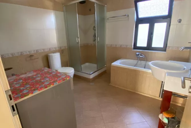 Shtepi ne shitje Vila Luksoze ne Tirane, 4+1, Mobilimi Bosh, pa mobiluar, Pagesa 330,000  Euro.