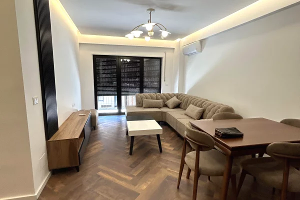 Shtepi me qera 2+1 ne Tirane - 1,000 Euro