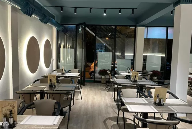 Ambiente Commerciale in Affitto 2+1 a Tirana - 1,500 Euro
