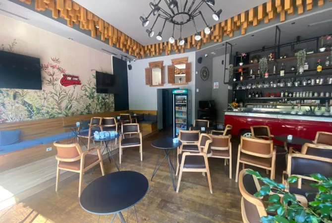 Ambient biznesi me qera 2+1 ne Tirane - 1,000 Euro