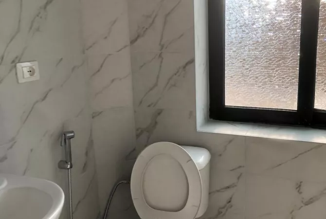 Shtepi me qera Apartament ne Tirane, Garsoniere, Mobilimi E mobiluar, Pagesa 30,000  Leke.