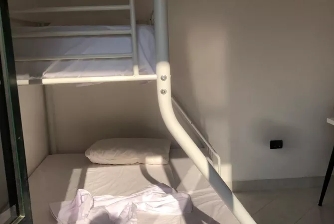 Shtepi me qera Apartament ne Tirane, Garsoniere, Mobilimi E mobiluar, Pagesa 30,000  Leke.