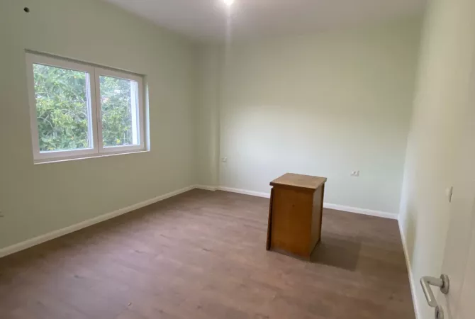 Shtepi me qera Apartament ne Tirane, 5+1, Mobilimi Bosh, pa mobiluar, Pagesa 1,500  Euro.