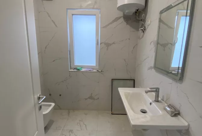 Shtepi me qera 5+1 ne Tirane - 1,500 Euro