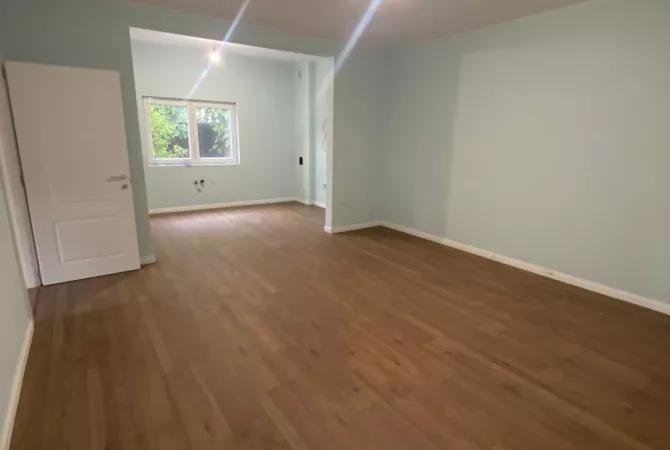 Shtepi me qera Apartament ne Tirane, 5+1, Mobilimi Bosh, pa mobiluar, Pagesa 1,500  Euro.