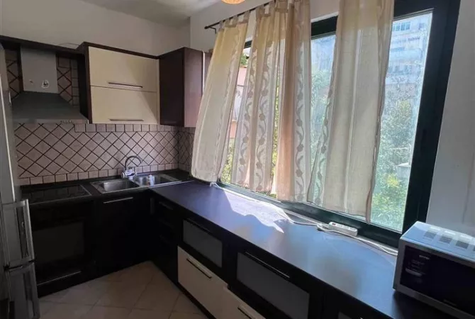Shtepi me qera Apartament ne Tirane, 2+1, Mobilimi E mobiluar, Pagesa 500  Euro.