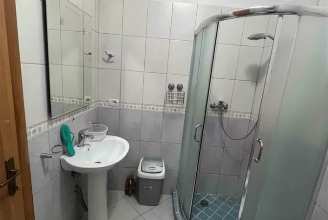 Shtepi me qera Apartament ne Tirane, 2+1, Mobilimi E mobiluar, Pagesa 500  Euro.