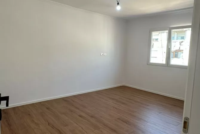 Shtepi ne shitje Apartament ne Tirane, 2+1, Mobilimi Bosh, pa mobiluar, Pagesa 129,000  Euro.