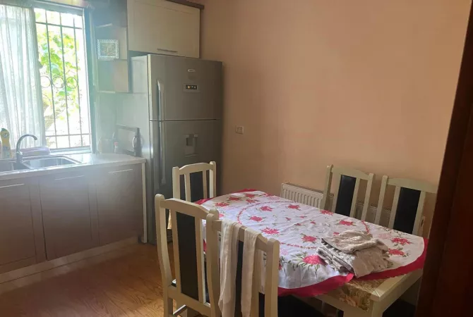 Shtepi me qera Apartament ne Tirane, 1+1, Mobilimi E mobiluar, Pagesa 35,000  Leke.