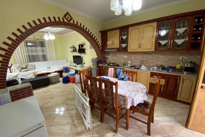 Shtepi me qera 2+1 ne Tirane - 400 Euro