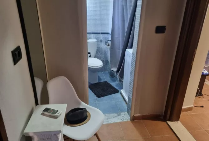 Shtepi me qera Apartament ne Tirane, 1+1, Mobilimi E mobiluar, Pagesa 50,000  Leke.