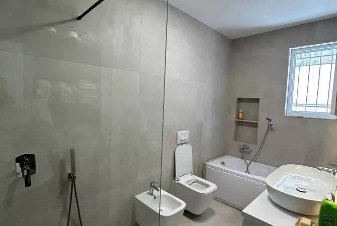 Shtepi ne shitje Apartament ne Tirane, 2+1, Mobilimi E mobiluar, Pagesa 180,000  Euro.