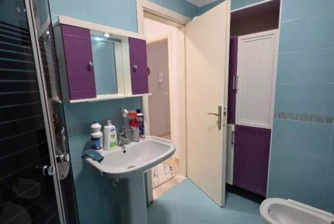 Shtepi me qera Apartament ne Tirane, 2+1, Mobilimi E mobiluar, Pagesa 50,000  Leke.