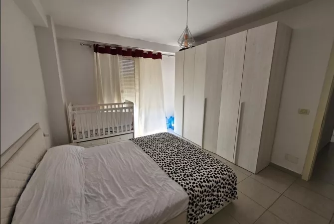 Shtepi ne shitje Apartament ne Tirane, 2+1, Mobilimi E mobiluar, Pagesa 120,000  Euro.