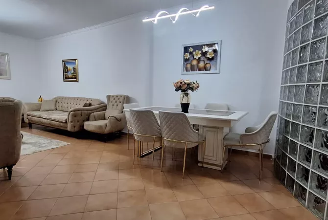 Shtepi ne shitje Apartament ne Tirane, 2+1, Mobilimi E mobiluar, Pagesa 240,000  Euro.