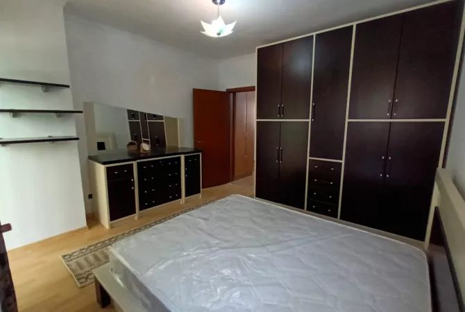 Shtepi ne shitje Apartament ne Tirane, 2+1, Mobilimi E mobiluar, Pagesa 240,000  Euro.