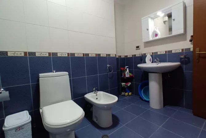 Shtepi ne shitje Apartament ne Tirane, 2+1, Mobilimi E mobiluar, Pagesa 240,000  Euro.